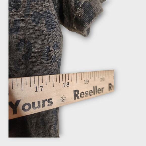 Rails Cara Spotted Military V-Neck Tee Animal Print Gray Green Women's Medium - Picture 5 of 7